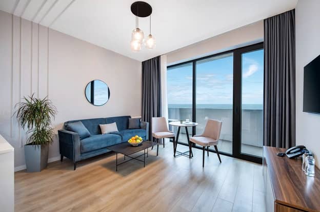 One-Bedroom Suite with sea view
